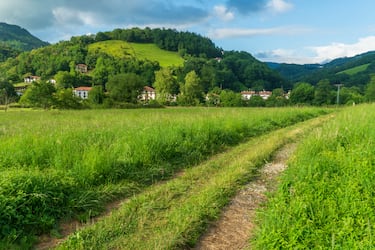 Etxalar es una de las villas más pintorescas de la comarca de Bortziriak (Cinco Villas) en el Pirineo navarro, reconocida por su arquitectura popular impecablemente conservada y sus singulares tradiciones centenarias.