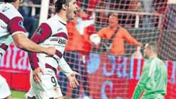 <b>KERZHAKOV SALVADOR</b>. El delantero ruso cerró la remontada anotando el 2-1 con un gol de delantero pillo, de 9 nato. Se las ingenió para estar sólo dentro del área, y cuando Escudé le cedió el balón, Kerzhakov remató de cabeza a la primera, girando el cuello y picando el balón hacia un poste. Celebró el gol con alegría, su segundo tanto en Copa de la UEFA.