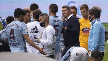 &Oacute;scar Garc&iacute;a conversa con Okay Yokuslu durante la pausa para hidrataci&oacute;n en el partido contra el Alav&eacute;s.