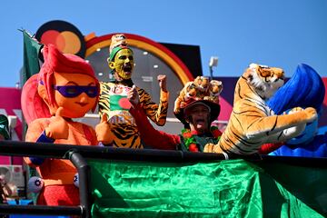 Un grupo de aficionados de Bangladesh animan a su equipo ataviados con una singular parafernalia en el partido de la Copa Mundial de críquet masculino disputada entre Inglaterra y Bangladesh en el estadio de Himachal Pradesh en Dharamsala (India). Sin lugar a dudas unos seguidores ciertamente peculiares.