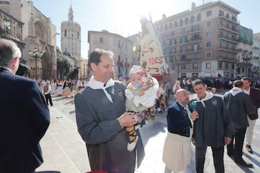 Kempes y Giner representan al Valencia en la ofrenda