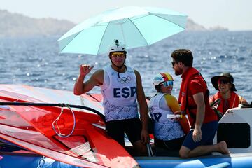 Spain's Nacho Baltasar Summers and Spain's Pilar Lamadrid Trueba wait for better weather conditions before the IQFoil windsurfing events during the Paris 2024 Olympic Games sailing competition at the Roucas-Blanc Marina in Marseille on July 28, 2024. (Photo by Christophe SIMON / AFP)