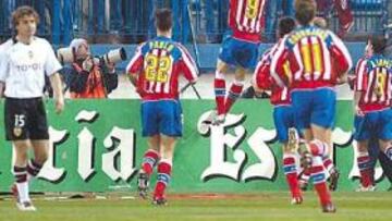 <b>YA LLEVA 15. </b>Fernando Torres celebra el gol que le dio ayer el triunfo al Atlético ante el Valencia. Es su decimoquinto tanto en lo que va de Liga.