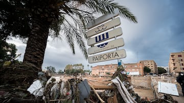 Desperfectos ocasionados por la DANA, a 4 de noviembre de 2024, en Paiporta, Valencia, Comunidad Valenciana (España). La DANA ha dejado, por el momento, 210 víctimas mortales en Valencia, con pueblos devastados, restricciones de movilidad y carreteras cortadas. Para hoy, está activa la Emergencia Situación 2 por inundaciones en toda la provincia de Valencia y en toda la provincia de Castellón. A pesar de que se ha restablecido el 95% de la electricidad, según Iberdrola, la mayoría de los pueblos afectados por las inundaciones continúan sin gas.
04 NOVIEMBRE 2024;DANA;ESTRAGOS;LIMPIEZA;
Diego Radamés / Europa Press
04/11/2024