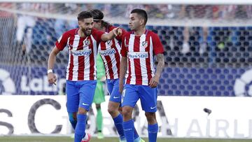 Carrasco y Correa celebran un gol del Atlético. Ante el Valencia, de nuevo, serán titulares.