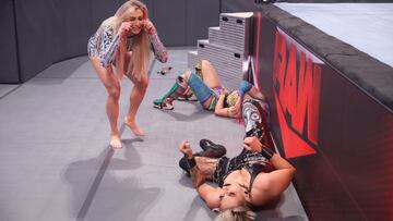 Charlotte Flair ataca a Rhea Ripley y Asuka.