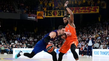 Tomas Satoransky, base del Barcelona, intenta superar a Brandon Davies, pívot del Valencia Basket, durante el partido de la jornada 9 de la Euroliga.