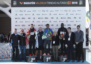 Podio de la categoría masculina de la Maratón de Valencia. 