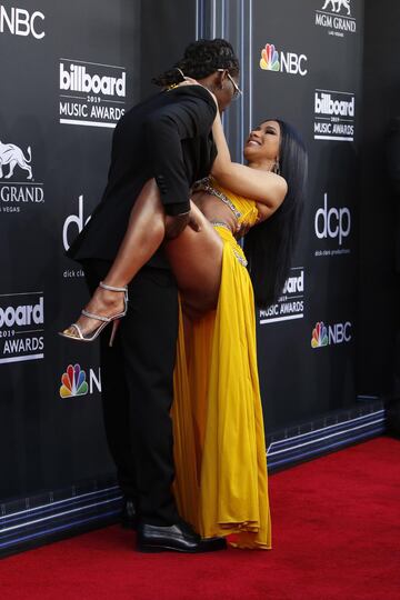 Los raperos estadounidenses Offset y Cardi B posaron a su llegada a los Premios Billboard 2019