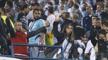 <b>INCIDENTES. </b> Los aficionados del Olympique, durante el encuentro en el Vicente Calderón.