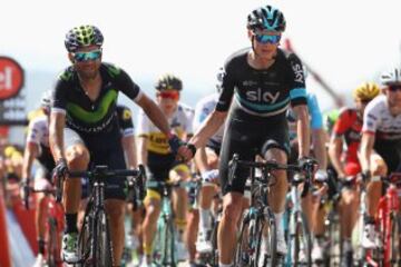 Chris Froome y Alejandro Valverde cruzan la meta de la mano tras la caída de una meta volante sobre el grupo de cabeza que ha frenado la carrera en la recta final. 