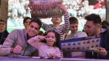 Bartra y Munir, con los mas jóvenes.