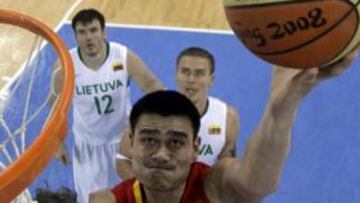 Los lituanos defendieron como pudieron al gigante Yao Ming.