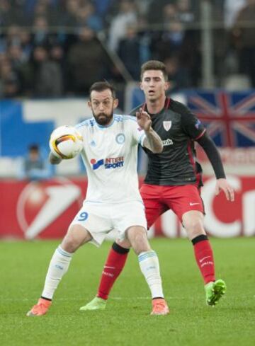 Laporte challenges ex-Sunderland player Steven Fletcher.