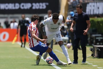 Diego Pablo Simeone observa la disputa con bal¨®n entre Robin Le Normand e Igos Jesus.