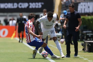 Diego Pablo Simeone observa la disputa con balón entre Robin Le Normand e Igos Jesus.