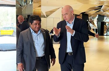 Infantino se une en Barcelona a la lucha de Brasil contra el racismo