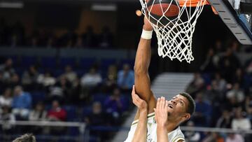 GRAF6601. MADRID, 10/11/2019.- El pívot del Real Madrid Walter Tavares (detrás) entra a canasta ante el bloqueo del pívot del Unicaja Málaga Volodymyr Gerun (delante), durante el partido de la octava jornada de Liga Endesa, que se disputa este domingo en el palacio WiZink Center en Madrid. EFE/Víctor Lerena