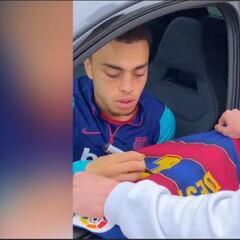 Como una figura: Sergiño Dest atiende a los fans a la salida del entrenamiento