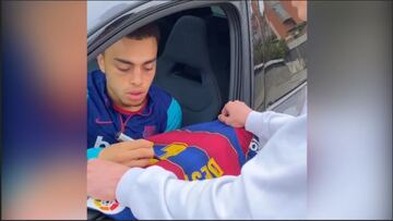 Como una figura: Sergiño Dest atiende a los fans a la salida del entrenamiento