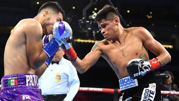 Emanuel Navarrete golpea a Francisco De Vaca durante su combate en Los &Aacute;ngeles.