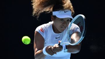 Naomi Osaka devuelve una bola durante su partido en el Yarra Valley Classic ante Alize Cornet.