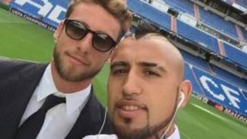 Arturo Vidal se tom&oacute; una selfie este martes en el Santiago Bernabeu junto a Claudio Marchisio.