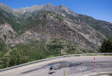  La subida cuenta con unas vistas espectaculares, incluyendo un mirador en los kilómetros iniciales en el que se puede observar la magnitud y la belleza del valle del Benasque, con la citada localidad al centro. Son varios los tramos con curvas de herraduras en la ascensión.