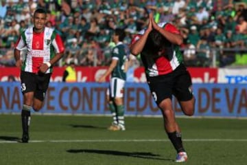 Renato Ramos festeja el tercer gol de Palestino sobre Wanderers.