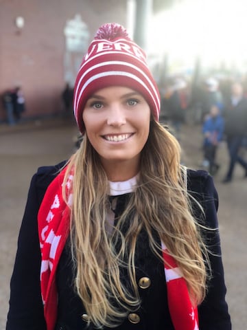 La tenista danesa no duda en visitar Anfield para darle su apoyo al equipo se sus amores, es común verla con accesorios de Liverpool.