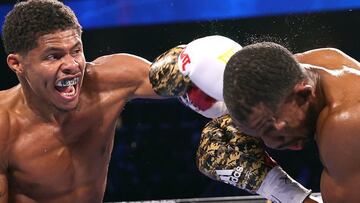 Stevenson golpea a Herring durante su combate.