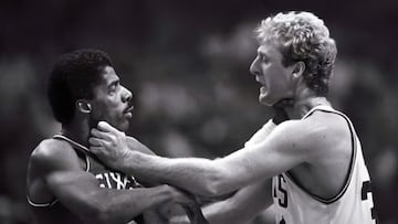 Julius Erving y Larry Bird, durante su famosa pelea en noviembre de 1984.