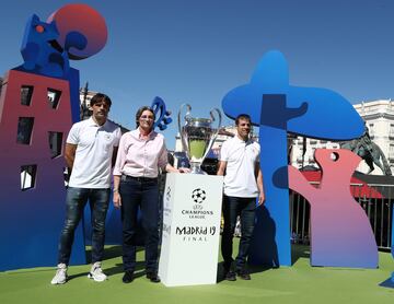 Soccer Football - Champions League Final - The 2019 trophy arrives in Madrid - Madrid, Spain - May 30, 2019   Former Atletico Madrid player Roberto Solozabal, 1st Deputy Mayor of Madrid Marta Higueras and former Real Madrid Fernando Morientes pose with th