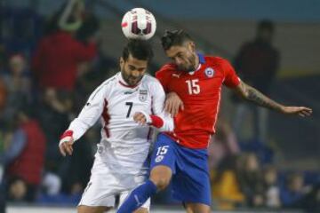 Rodrigo Millar lucha un balón de cabeza.