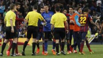 COMPLICIDAD. Piqué, Cesc y Valdés, sonrientes con Undiano.