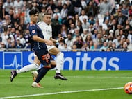 MADRID, 04/05/2025.- El delantero del Real Madrid Kylian Mbappé (d) marca el 3-0 delante del defensa central del Celta de Vigo Yoel Lago en el partido entre el Real Madrid y el Celta este domingo en el estadio Santiago Bernabéu en Madrid este domingo. EFE/ Blanca Míllez