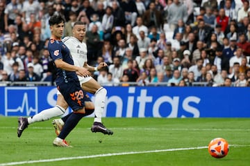 Mbappé anota el 3-0 pese a la oposición de Yoel Lago.