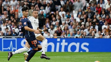 MADRID, 04/05/2025.- El delantero del Real Madrid Kylian Mbappé (d) marca el 3-0 delante del defensa central del Celta de Vigo Yoel Lago en el partido entre el Real Madrid y el Celta este domingo en el estadio Santiago Bernabéu en Madrid este domingo. EFE/ Blanca Míllez