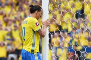 El jugador sueco falló un gol clarísimo a puerta vacía con el marcador en empate a cero, aunque el árbitro invalidó la jugada después por fuera de juego.