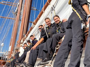 La Princesa Leonor se abraza con una compañera durante su travesía en el buque escuela Juan Sebastián Elcano durante su paso por Ecuador.