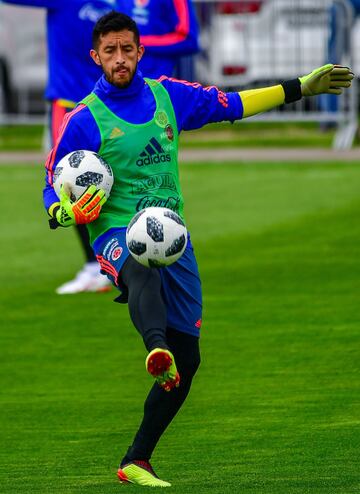 La Selección Colombia realizó su primer entrenamiento abierto al público en el estadio Sviyaga en Rusia, preparando el debut mundialista del 19 de junio ante Japón en Saransk. James y Barrios, los ausentes.