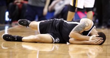 Deron Williams permanece en el suelo tras ser derribado durante el Jazz-Nets.