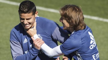 James y Modric bromean durante el entrenamiento del Real Madrid.