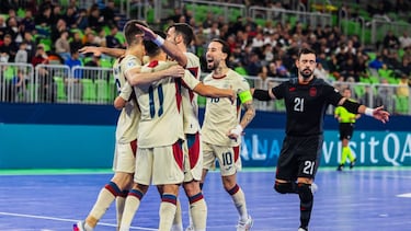 España celebra uno de sus goles a Italia en la Eurocopa.