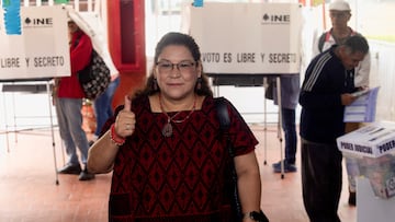 Supreme Court Justice Lenia Batres shows her ink-marked thumb after voting during the judicial and magistrate elections in Mexico City, Mexico June 1, 2025. REUTERS/Quetzalli Nicte-Ha