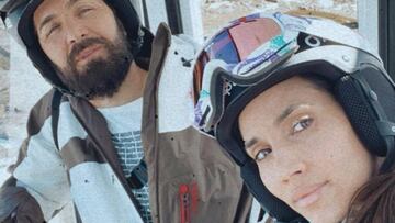 El actor y director Ismael V&aacute;zquez y la cantante India Mart&iacute;nez, equipados para la nieve en Sierra Nevada, en un telesilla, preparados para practicar snowboard. 