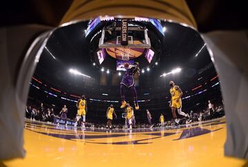 Los Ángeles vuelven a disfrutar con los Lakers y el Staples Center es una fiesta en cada partido que disputan los de púrpura y oro tras años en el abismo. Y LeBron, el Rey, es uno de los principales culpables. El alero, camino de los 35 años, es aún capaz de hacer mates tan atléticos y poderosos como demostró antes los Warriors.