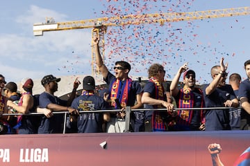 Los jugadores del Bar?a, la directiva y el cuerpo tcnico celebran el triplete (Liga, Copa y Supercopa) entre los aficionados.

