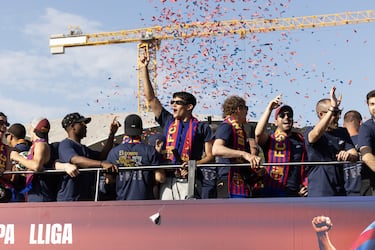 Los jugadores del Barça, la directiva y el cuerpo técnico celebran el triplete (Liga, Copa y Supercopa) entre los aficionados.

