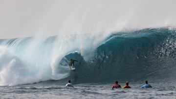 Ola en forma de tubo en La Santa, Tinajo, Lanzarote.